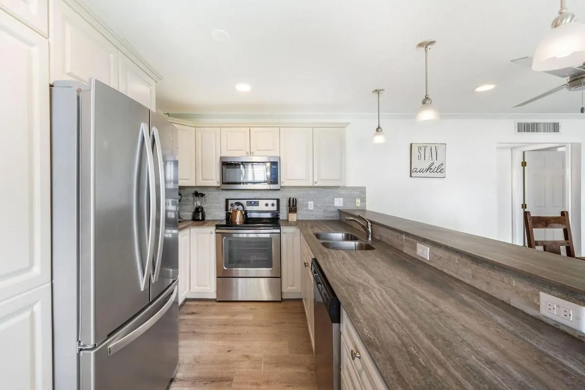 Apartment 7 Mile Beach, 2Br Ground Floor Oceanfront Condo With Pool And Large Patio, Sleeps 6 George Town