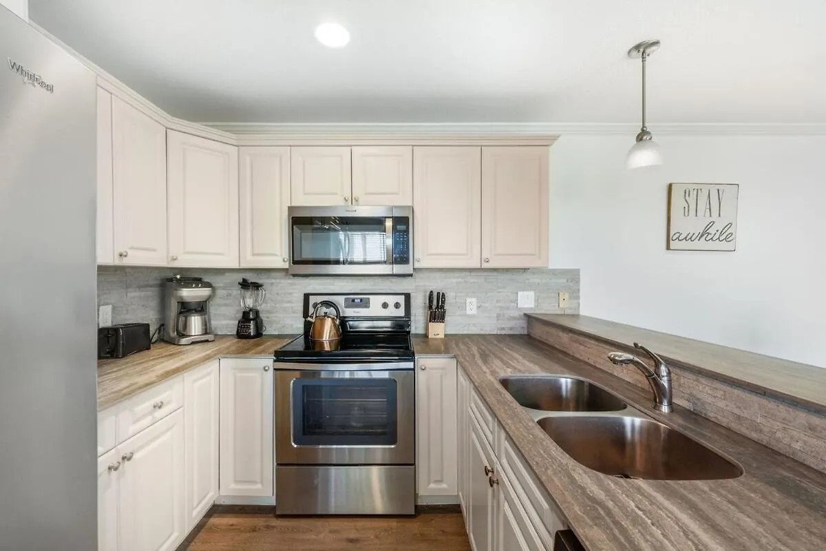 7 Mile Beach, 2Br Ground Floor Oceanfront Condo With Pool And Large Patio, Sleeps 6 George Town Apartment