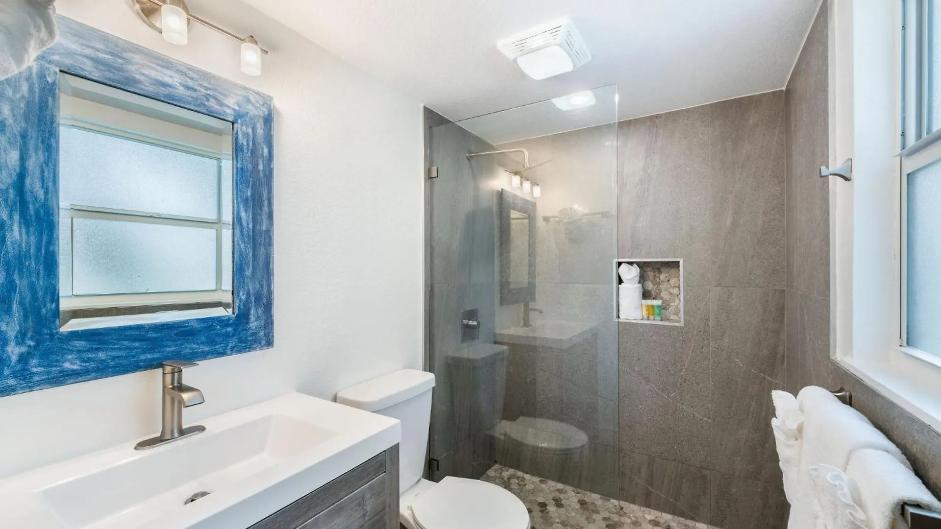 7 Mile Beach, 2Br Ground Floor Oceanfront Condo With Pool And Large Patio, Sleeps 6 George Town 0*,