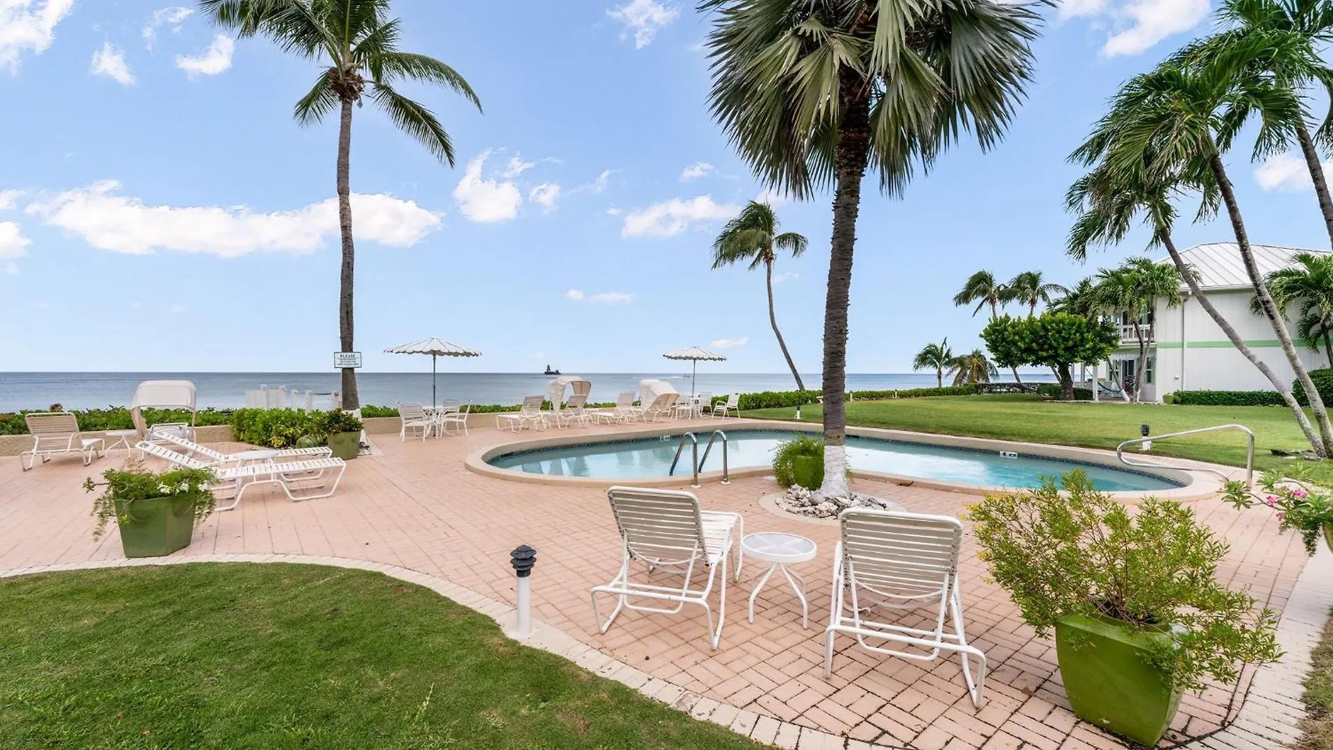 7 Mile Beach, 2Br Ground Floor Oceanfront Condo With Pool And Large Patio, Sleeps 6 George Town