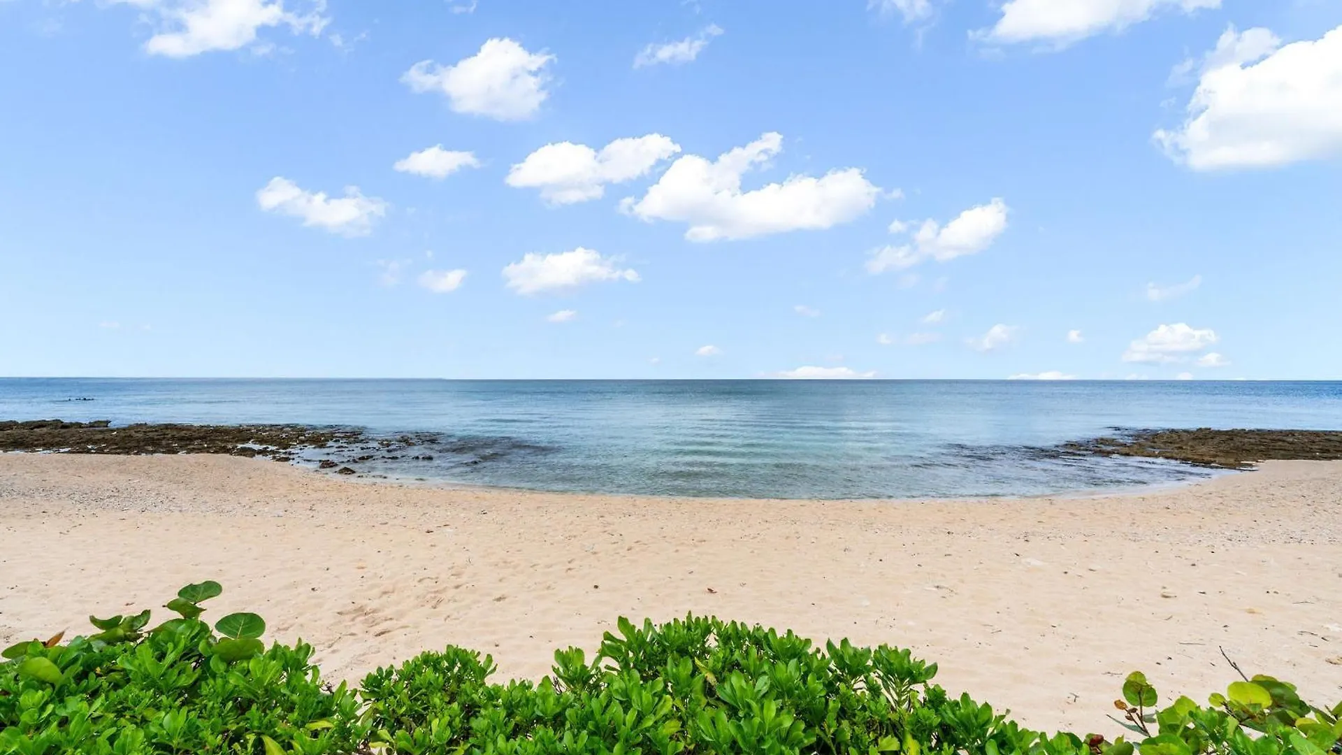 Apartment 7 Mile Beach, 2Br Ground Floor Oceanfront Condo With Pool And Large Patio, Sleeps 6 George Town